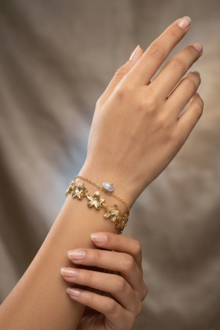 Golden Floral Charm Bracelet for Women
Delicate Daisy Design with Elegant Chain & Minimalist Style